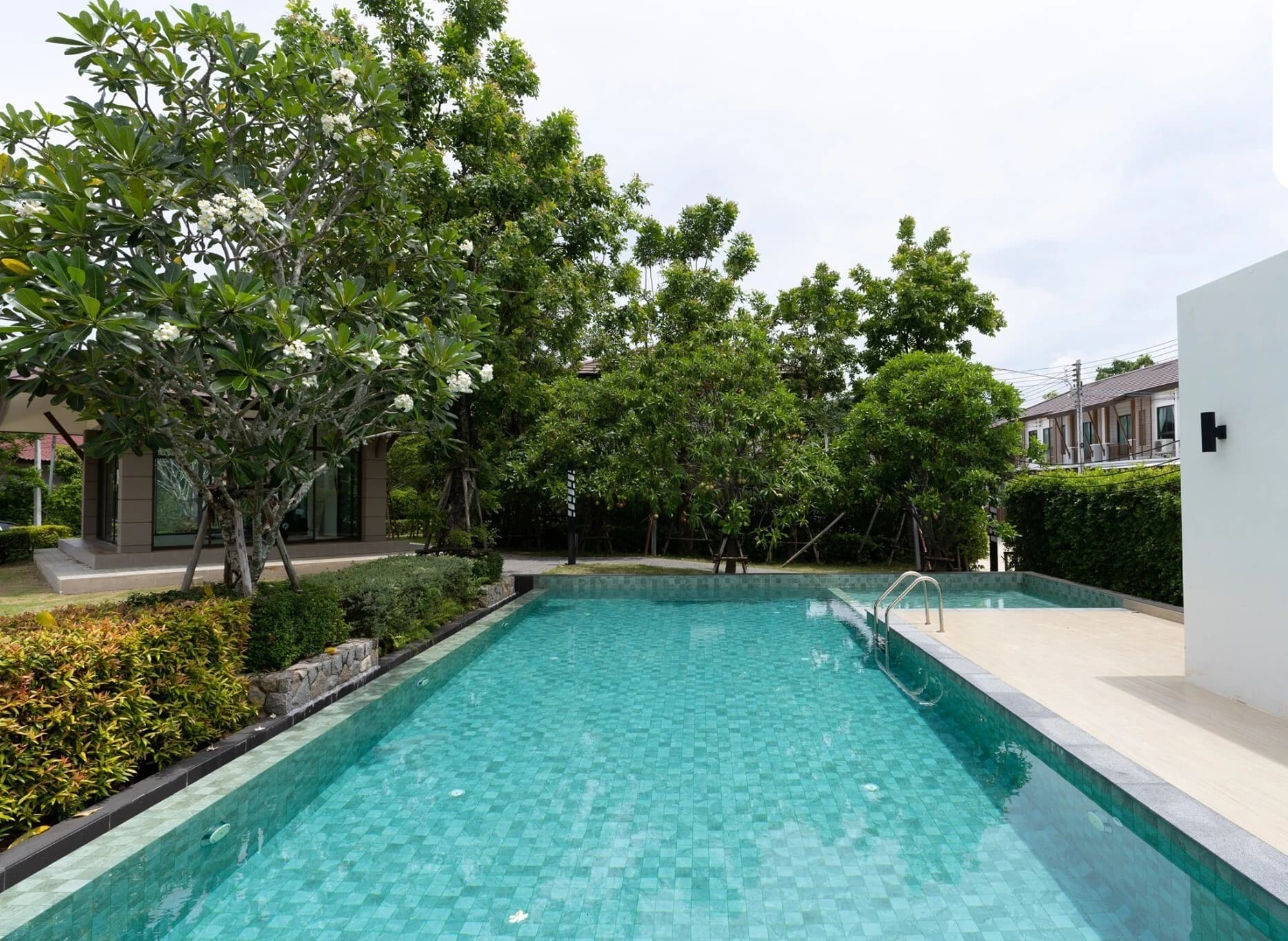 Pruksa Ville Chaofa Thep Anusorn 4卧联排别墅出租