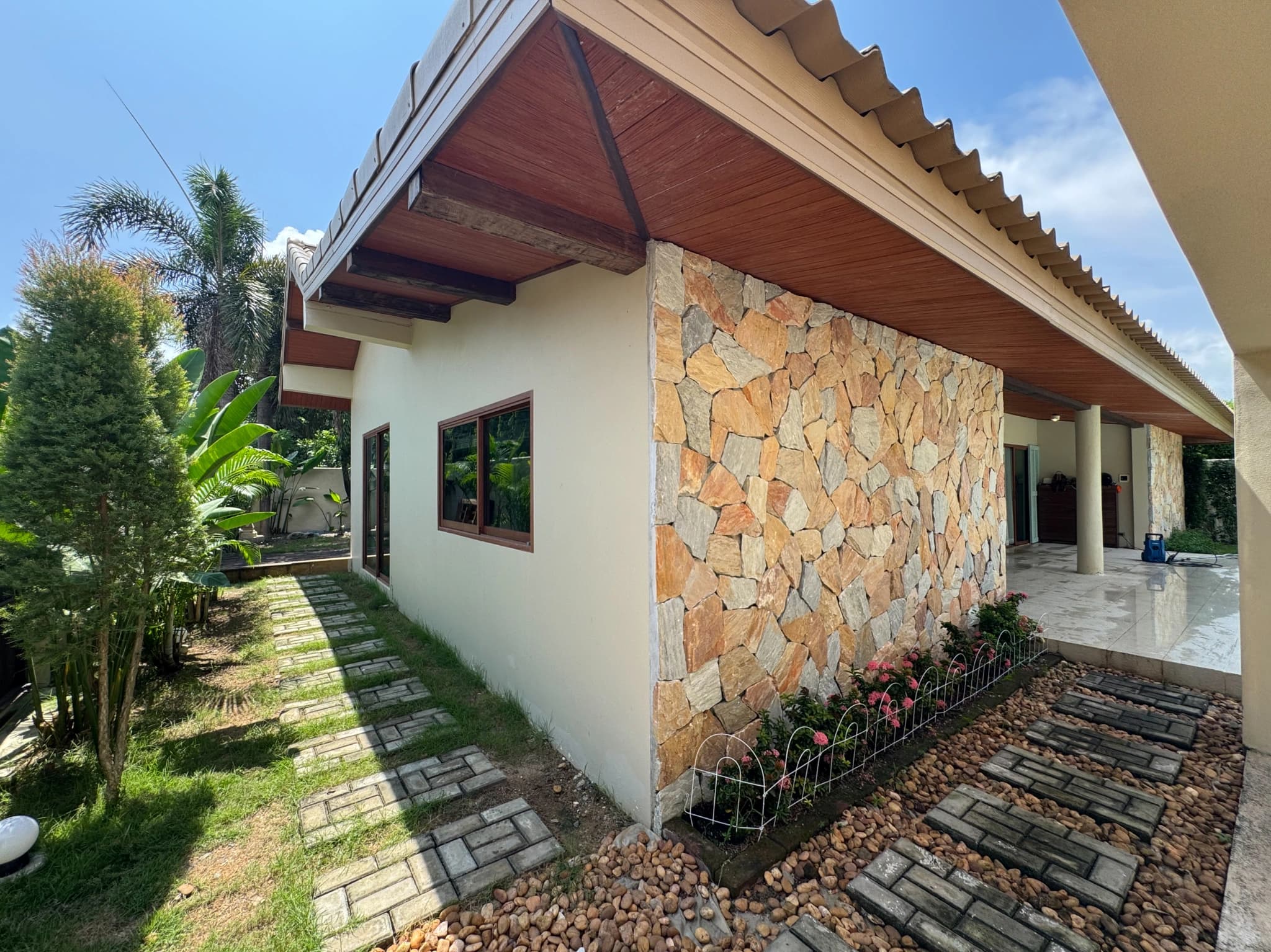 Luxury 4 bedrooms Villa in Chalong - photo 3